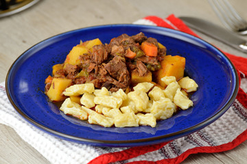 Piatto di Gulasch con gnocchetti ungheresi