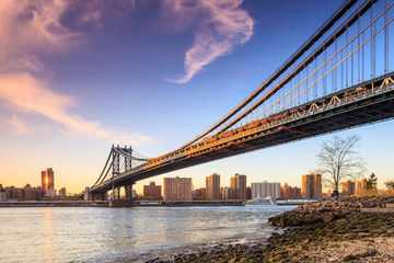 Fototapeta na wymiar Manhattan Bridge o zachodzie słońca