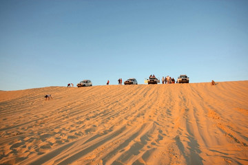 Fototapeta na wymiar Turyści w Saharze