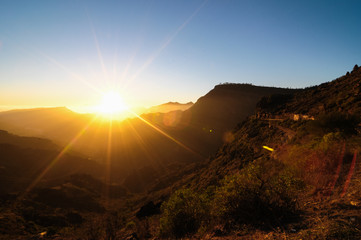 Obraz premium Zachód słońca nad górami