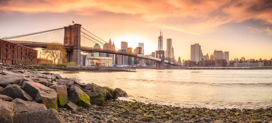 Selbstklebende Fototapete New York Brooklyn Bridge bei Sonnenuntergang