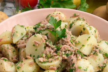 Insalata di patate e tonno