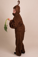 Frau Osterhase schaut zurück