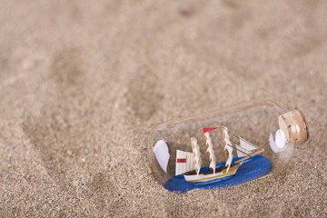 Fototapeta na wymiar statek w butelce na plaży