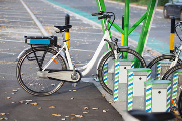 Fototapeta na wymiar elektryczny rower zaparkowany