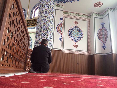 Namaz Kılan Adam