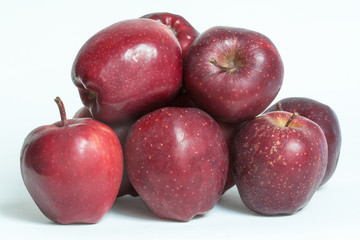 Pommes rouges en vrac sur fond blanc