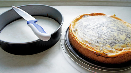 Nach dem Backen eines Mohnkuchens