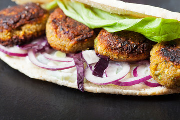 Falafel-Sandwich mit Salat