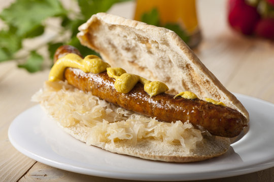Bayerische Sandwich mit Sauerkraut und Bratwurst