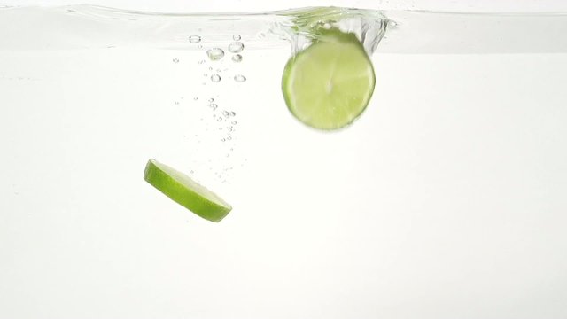 Parts of the lime and water splash in slowmotion