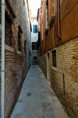 Fototapeta na wymiar Narrow street in Venice