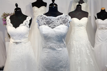 Fototapeta na wymiar Wyświetlacz sklep suknie ślubne