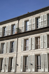 Obraz premium Fassade eines alten Wohngebäudes in Avignon, Frankreich