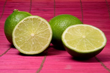Halbierte Limetten auf Bambusmatte