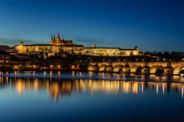 Fototapeta na wymiar Prager Burg und Karlsbrücke am Abend