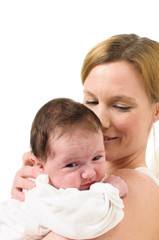 Mutter mit Säugling auf der Schulter