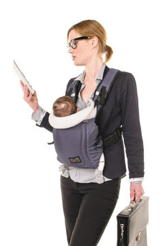 Geschäftsfrau mit Baby und Tablet-PC