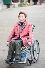 Obraz premium 高齢者女性が車椅子に乗っている様子