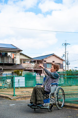 車椅子に乗った高齢の女性