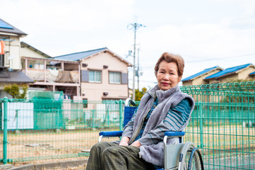 車椅子に乗った高齢の女性