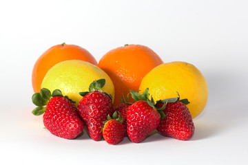 Fototapeta na wymiar Frutta isolata su bianco