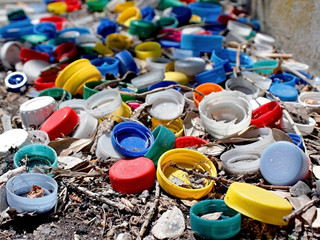 tas de capuchons en plastique