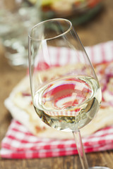 Weißwein und französischer Flammkuechen
