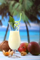 cocktail con frutta mango e cocco