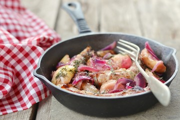 small sausage with apples and red onion