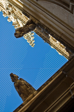 composicion con las gargolas de un monasterio