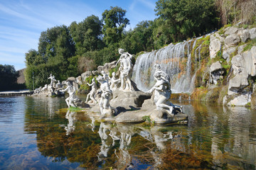 Fototapeta na wymiar ogrody wodospady wody z Pałacu Królewskiego