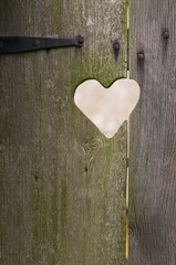 Der Holztür mit Herzen