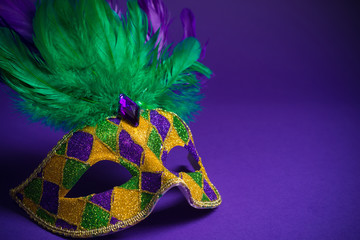 Mardi Gras or Carnivale mask on a purple background - obrazy, fototapety, plakaty