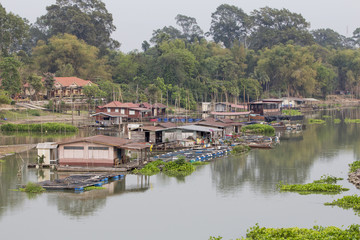 Fototapeta na wymiar Floating houses in Uthaithani Thailand