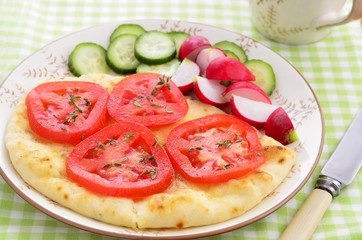 Naan bread with tomato slices