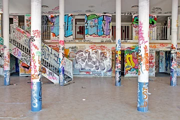 Crédence de cuisine en verre imprimé Graffiti intérieur de bâtiment abandonné