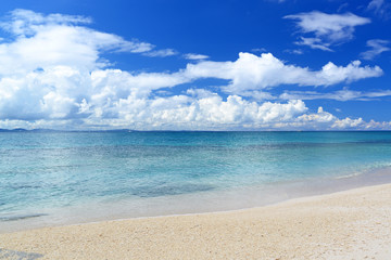 Fototapeta na wymiar Głębokie błękitne niebo i piękne plaże tropikalne