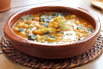 Potaje de garbanzos con espinacas y bacalao