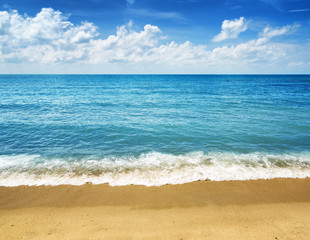 Fototapeta na wymiar Beautiful tropical sea and blue sky
