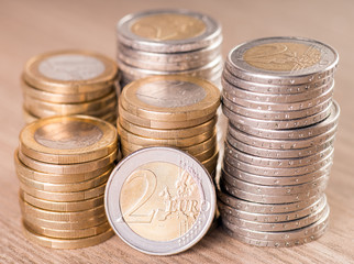 Stapel Euromünzen auf einem Holzbrett