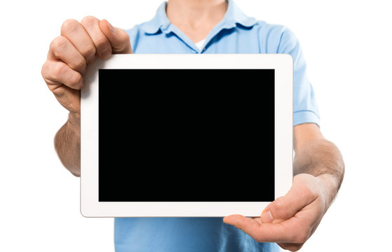 Junger Mann hält Tabletcomputer