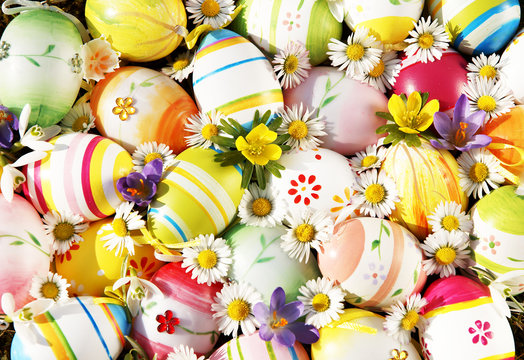 Ostereier mit Fr&uuml;hlingsblumen