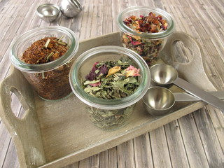 Teegläser mit losem Tee