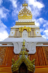 Obraz premium Chedi Prathat Panom with sky