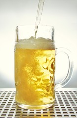 nicht korrekt gefüllter Masskrug Bier