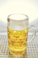nicht korrekt gefüllter Masskrug Bier