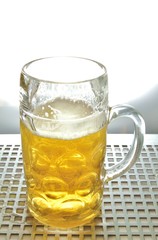 nicht korrekt gefüllter Masskrug Bier