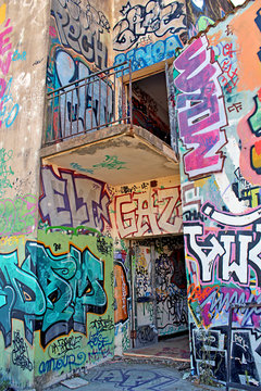 bâtiment abandonné recouvert de graffiti