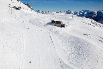 Fototapeta na wymiar Ski z narciarzy i snowboardzistów w górach